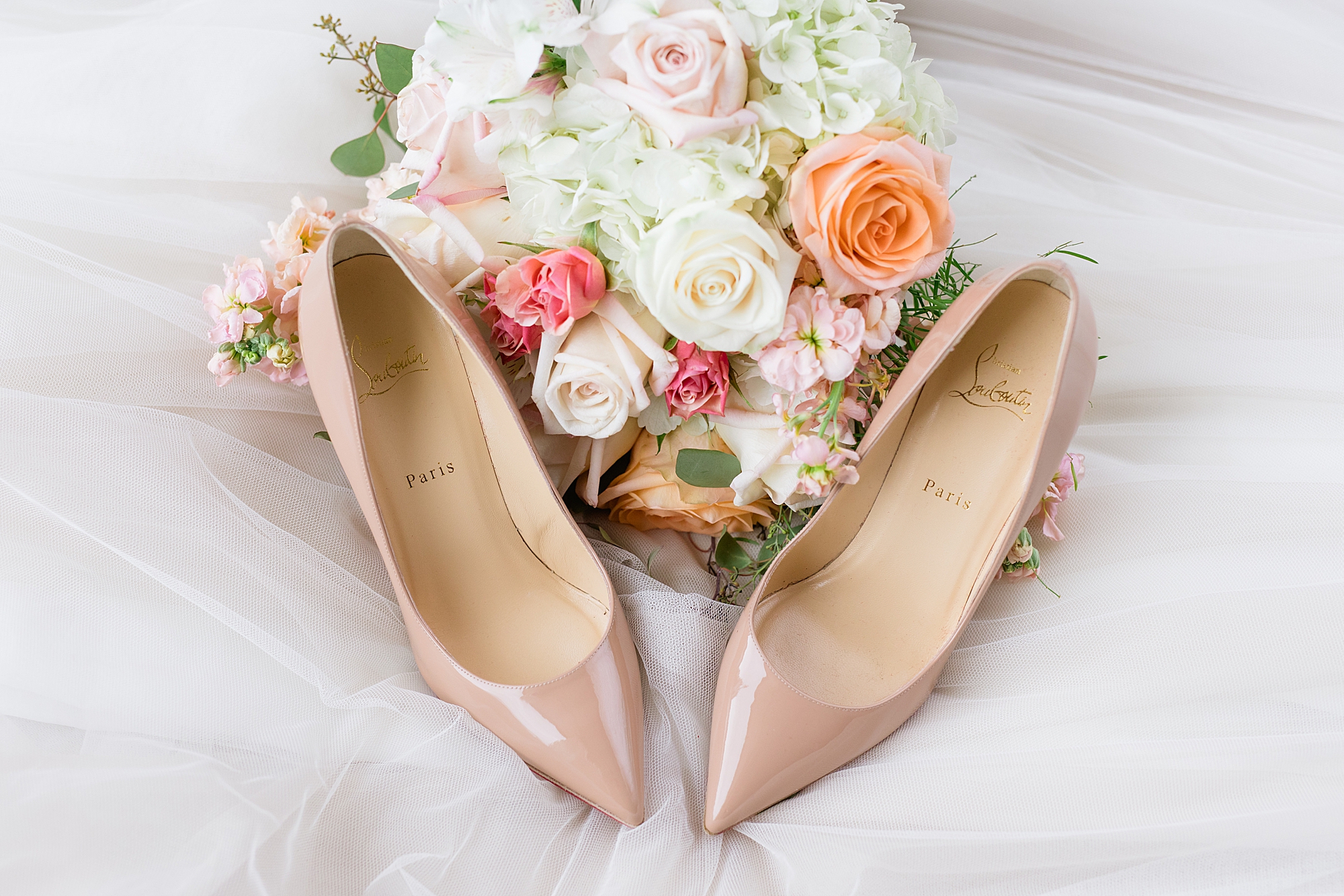 An intimate and heartwarming summer Metro Detroit micro wedding in Birmingham, Michigan by Breanne Rochelle Photography. Breanne is a Michigan based wedding photography available for destination weddings capturing timeless wedding photos for couples in love.